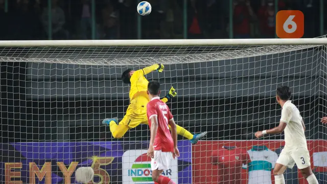 Foto: Aksi Heroik Cahya Supriadi Saat Selamatkan Gawang Timnas Indonesia U-19 dari Gempuran Thailand di Piala AFF U-19