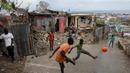 Foto Olahraga Terbaik - Anak-anak korban badai Matthew menghibur diri dengan bermain sepak bola di Jeremie, Haiti, Kamis (20/10/2016). (Reuters/Carlos Garcia Rawlins)