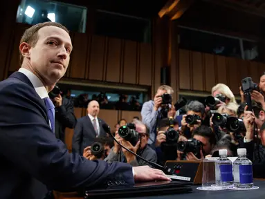 CEO Facebook Mark Zuckerberg memenuhi panggilan untuk bersaksi di hadapan Komite Senat Amerika Seriikat di Capitol Hill, Washington, Senin (10/4). Zuckerberg menghadap Kongres untuk memberikan kesaksian mengenai kebocoran data Facebook (AP/Carolyn Kaster)
