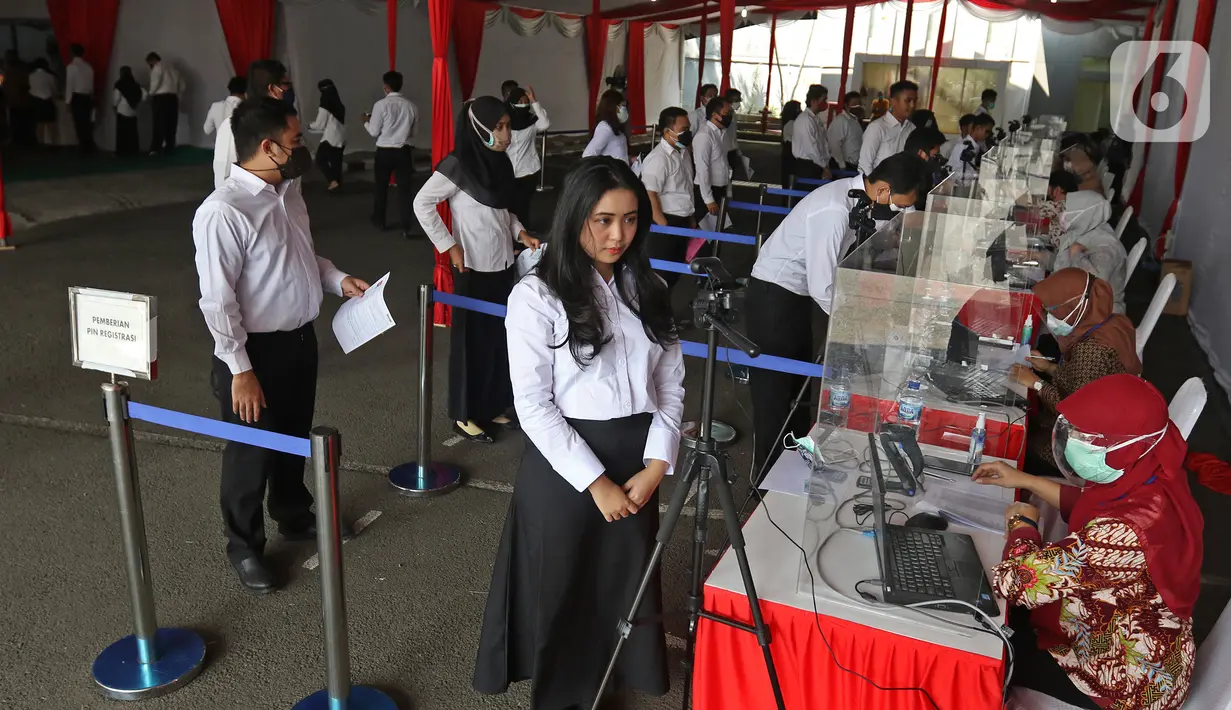 Peserta memvalidasi data diri sebelom mengikuti proses Tes Standar Kompetensi Dasar (SKD) CPNS di BKN, Jakarta, Kamis (2/9/2021). Sebanyak 800 peserta mengikuti tes yang dibagi dua sesi dan menerapkan protokol kesehatan yang ketat. (Liputan6.com/Herman Zakharia)