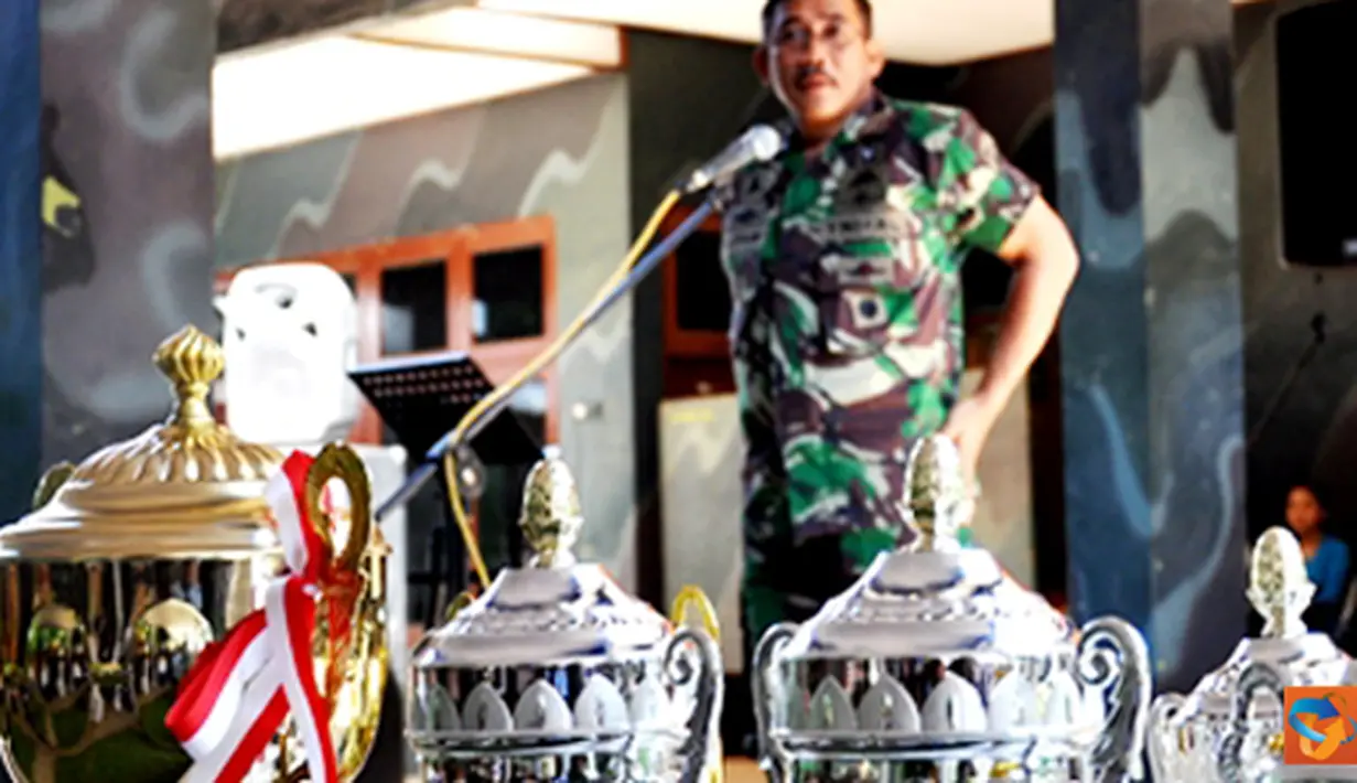 Citizen6, Cilandak: Komandan Korps Marinir Mayor Jendral TNI (Mar) M Alfan Baharudin memberikan apresiasi kepada  Kontingen Porwilbar Marinir yang telah menjadi Juara Umum Powilbar 2012 pada, Senin (18/6). (Pengirim: Marinir)