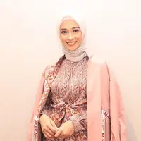 Turun 25 Kg Usai Melahirkan, Ini 6 Potret Terbaru Poppy Bunga (sumber: Instagram.com/poppybungariphat)