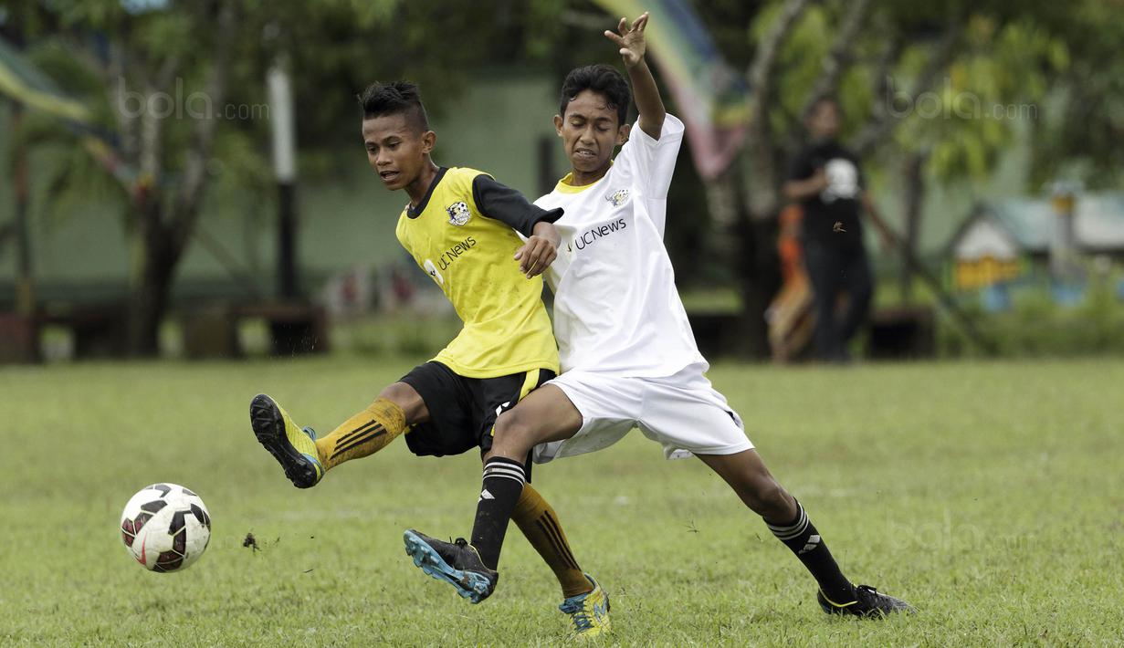 Pemain SSB Tulehu Putra berusaha melewati pemain Galunggung FC pada semifinal turnamen Liga Remaja UC News di Lapangan Masariku Yonif 733, Ambon, Rabu (29/11/2017). (Bola.com/Peksi Cahyo)