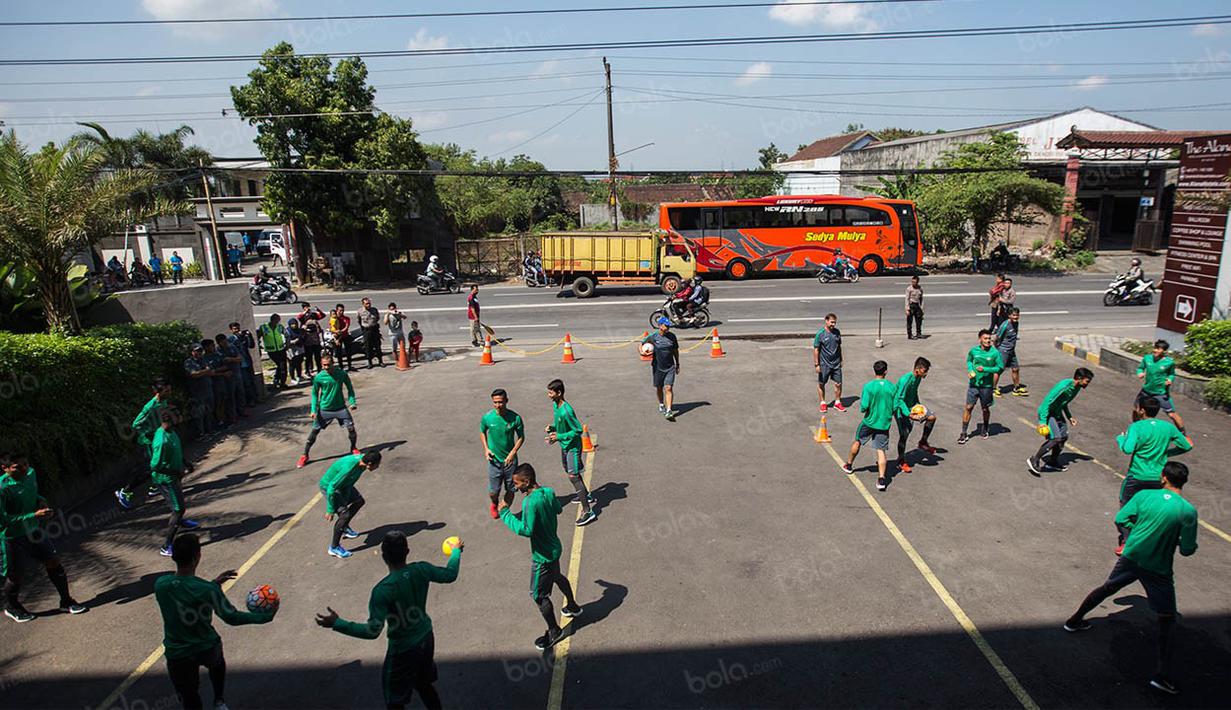 Suasana latihan ringan timnas Indonesia di pinggir jalan raya, halaman parkir Hotel Alana jelang laga ujicoba melawan Malaysia. (Bola.com/Vitalis Yogi Trisna)