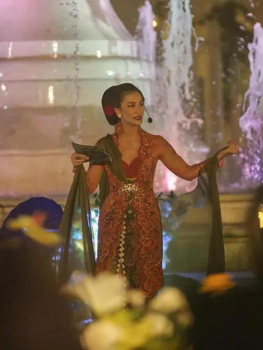 Tak hanya menjadi tamu biasa, Atiqah Hasiholan juga didapuk menjadi salah satu pengisi acara hari jadi Mengkungera Solo tersebut. Ia pun tentu tampil totalitas. [@atiqahhasiholan]