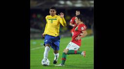 Pemain Timnas Brasil U-20, Casemiro (kiri) berebut bola dengan pemain Portugal U-20, Mario Rui pada pertandingan final Piala Dunia U-20 2011 yang berlangsung di El Campin, Bogota, Kolombia, Sabtu (20/8/2011). (AFP/Eitan Abramovic)