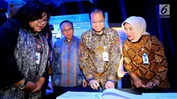 Dirut Bank bjb Ahmad Irfan (kedua kanan) bersama jajaran direksi bjb pada peresmian bjb University di Bandung, Rabu (18/7). bjb University memiliki 6 program pendidikan yang fokus pada pengembangan perseroan. (Liputan6.com/Pool/Toga)