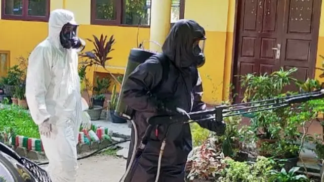 Petugas menyemprot cairan disinfektan sebagai antisipasi penyebaran virus corona.