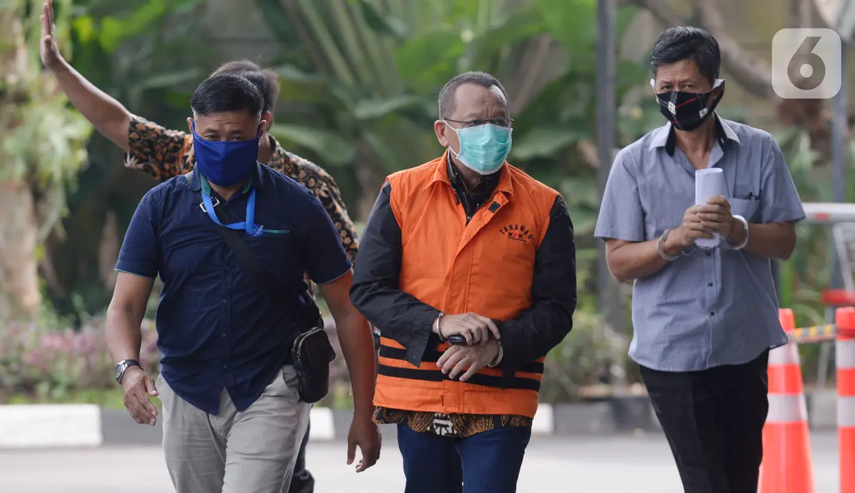 Mantan Sekretaris MA, Nurhadi (rompi oranye) berjalan akan menjalani pemeriksaan perdana pasca penahanan oleh penyidik di Gedung KPK, Jakarta, Rabu (10/06/2020). (merdeka.com/Dwi Narwoko)
