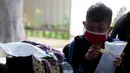 Pemudik saat menjalani tes GeNose sebelum berangkat dari Terminal Poris Pelawad, Kota Tangerang, Banten, Rabu (5/5/2021). H-1 pemberlakuan larangan mudik, banyak warga memilih mudik lebih awal dan harus melakukan tes COVID-19 19 sebelum diberangkatkan ke kota tujuan. (Liputan6.com/Angga Yuniar)