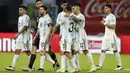 Para pemain Argentina tampak lesu usai ditahan imbang Chili pada Kualifikasi Piala Dunia 2022 Zona Amerika Selatan di Stadion Santiago del Estero, Jumat (4/6/2021). Kedua tim bermain imbang 1-1. (Juan Mabromata, Pool via AP))