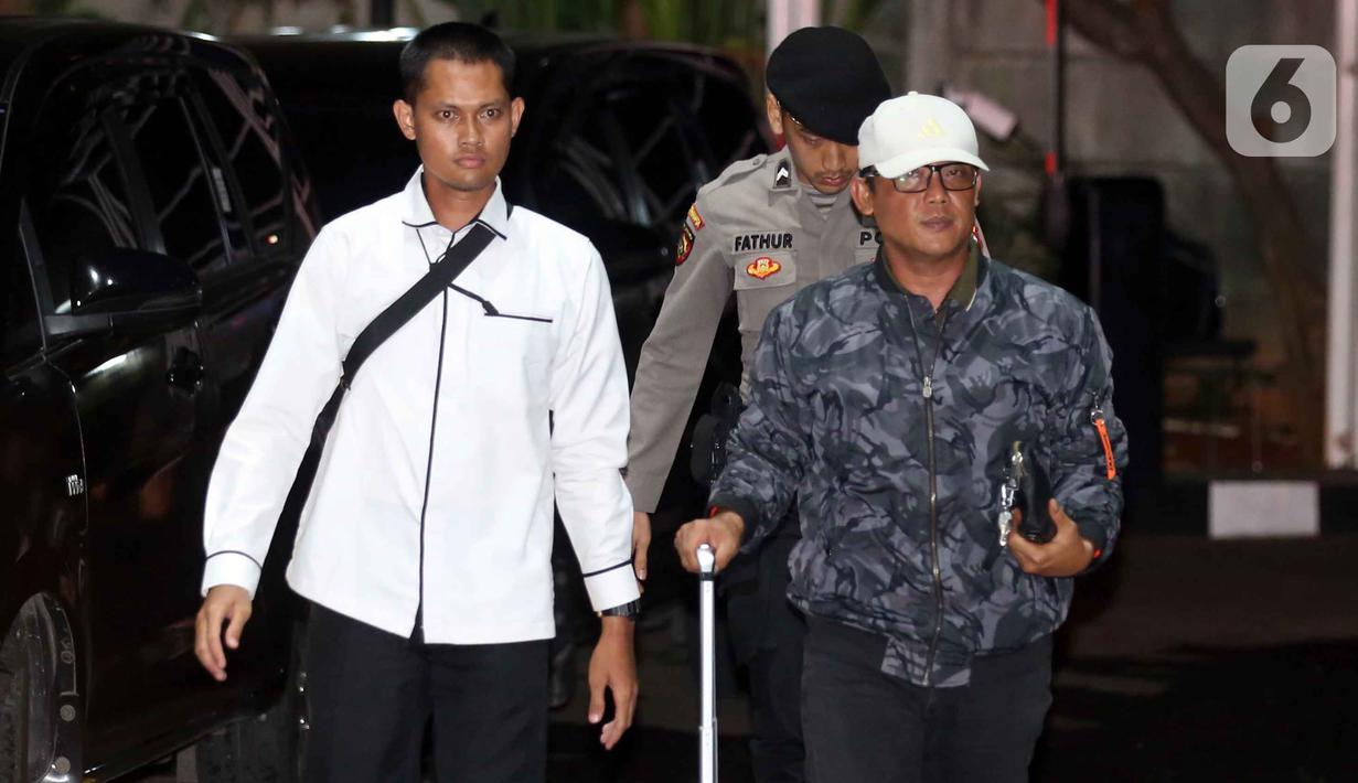 Penangkapan dilakukan dalam kegiatan senyap Operasi Tangkap Tangan (OTT). Tampak dalam foto, Bupati Lampung Tengah, Ardito Wijaya (kanan) digiring petugas saat tiba di Gedung Merah Putih Komisi Pemberantasan Korupsi (KPK), Jakarta, Rabu (10/12/2025). (Liputan6.com/Helmi Fithriansyah)