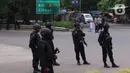 Personel Brimob bersenjata melakukan penjagaan ketat di depan pintu masuk Tol Bitung, Tangerang, Baten, Selasa (6/10/2020). Penjagan ketat dilakukan untuk mengamankan dan mencegah aksi buruh yang akan menggelar aksi menolak UU Cipta Kerja. (Liputan6.com/Angga Yuniar)