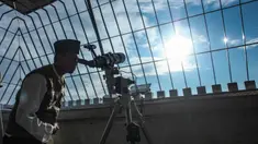 Tim Hisab Rukyat Jakarta mengamati posisi hilal menggunakan teleskop di puncak Monumen Nasional (Monas) di Jakarta, Jumat (28/2/2025). (merdeka.com/Arie Basuki)