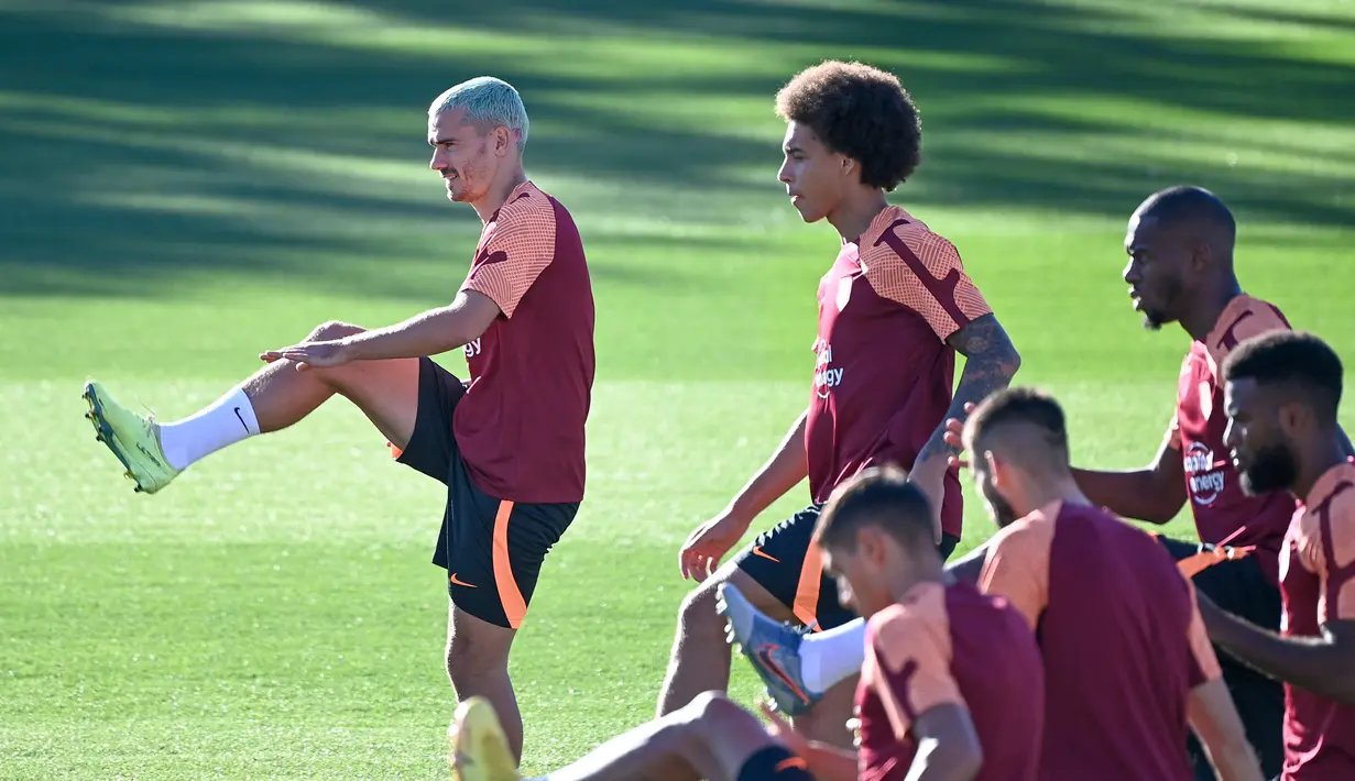 Pemain Atletico Madrid Antoine Griezmann (kiri) bersama Axel Witsel (kedua kiri), Geoffrey Kondogbia (kedua kanan), dan Thomas Lemar (kanan) mengikuti sesi latihan di Madrid, Spanyol, Selasa (6/9/2022). Atletico Madrid akan menghadapi FC Porto pada pertandingan sepak bola leg pertama grup B Liga Champions UEFA. (PIERRE-PHILIPPE MARCOU/AFP)