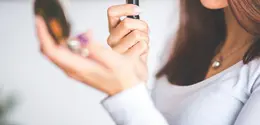 Memilih warna lipstik seringkali menjadi bagian penting dalam menyelesaikan makeup (Sumber: Pexels.com)