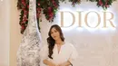 Salah satunya dengan dress putih yang clean terlihat mahal dengan Lady Dior hitam [@jscmila]