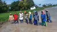 Cawagub Emi Nomleni melakukan kampanye perdana di Kabupaten Sabu Raijua, Senin (19/2/2018), di Sabu Raijua, NTT. (Liputan6.com/Ola Keda)