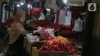 Pedagang tengah menata cabai merah di Pasar Senen, Jakarta, Rabu (26/2/2025). (Liputan.com/Angga Yuniar)