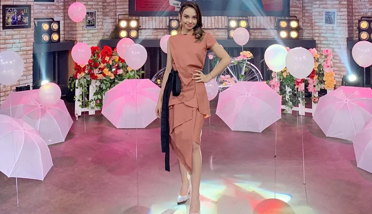 Di beberapa kesempatan saat tampil di televisi, penyanyi jebolan Indonesian Idol 2020 ini pun kerap terlihat tampil dengan busana cukup simpel. Bahkan, gaya rambut serta makeup yang dikenakan oleh Lyodra sering kali terkesan natural. (Liputan6.com/IG/@lyodraofficial)