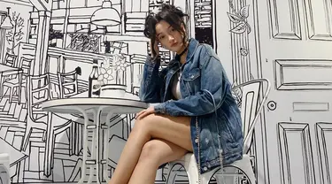 Gaya casual Megan Domani dengan jaket denim oversize ini pun curi perhatian netizen. Penampilan sederhana dengan model rambut space buns pun membuatnya terlihat menawan. (Liputan6.com/IG/@megandomani1410)