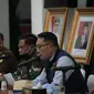 Gubernur Jawa Barat Ridwan Kamil tengah memimpin rapat koordinasi yang dilakukan secara telekonferensi dengan pemerintah pusat dan beberapa Gubernur, guna penanggulangan Covid-19. (Liputan6.com/Jayadi Supriadin)