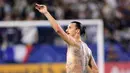 Zlatan Ibrahimovic menyapa fans usai pertandingan melawan Orlando City pada pertandingan MLS di StubHub Center di Carson, California (29/7). Ibrahimovic kini telah mencetak 15 gol dalam 17 pertandingan bersama Galaxy. (AFP Photo/Katharine Lotze)