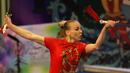 Atlet Wushu asal Rusia, Daria Tarasova saat beraksi, pada Kejuaraan Dunia Wushu 2015 di Istora Senayan, Jakarta, Minggu(15/11/2015). (Bola.com/Nicklas Hanoatubun)
