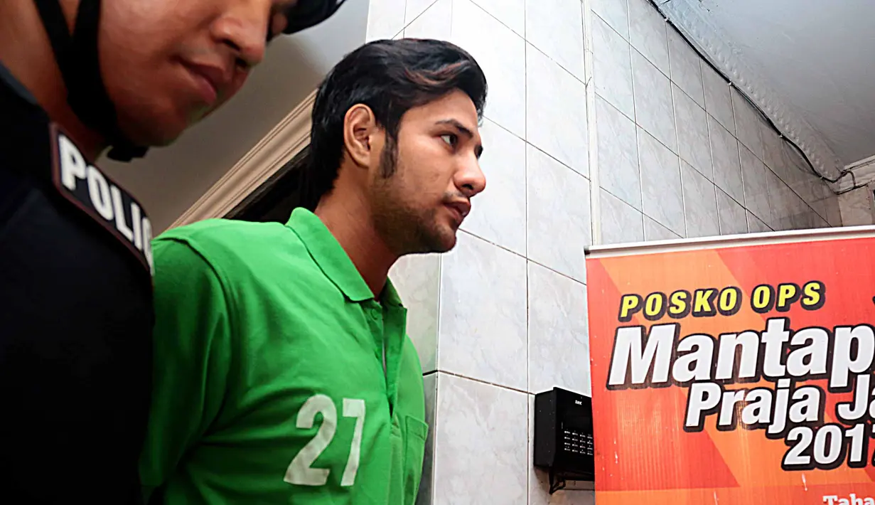 Belum lama ini beredar foto di media sosial pesinetron Ammar Zoni sedang jalan-jalan di sebuah mall. Banyak warganet yang menanyakan terkait hukuman yang harus dijalani oleh kekasih Ranty Maria tersebut. (Nurwahyunan/Bintang.com)