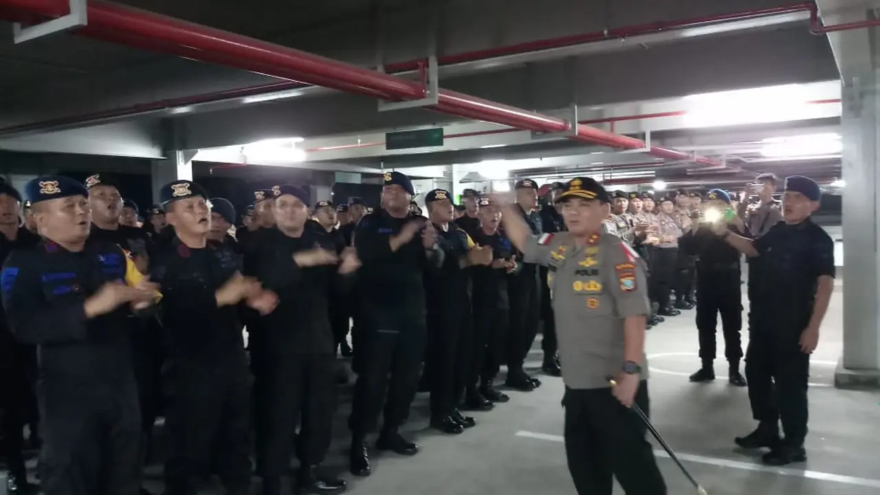 Kapolda Kepri Irjen Andhap Budi Revianto saat mengunjungi 300 anak buahnya itu di Parkir Timur Gelora Bung Karno Senayan, Jakarta, Selasa 11 Juni 2019 malam.
