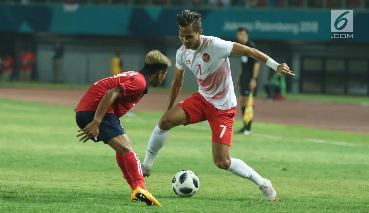 Pemain sayap Timnas Indonesia, M Rezaldi Hehanusa (kanan) berusaha mengecoh pemain Laos pada penyisihan Grup A Sepak Bola Asian Games 2018 di Stadion Patriot Candrabhaga, Bekasi, Jumat (17/8). (Liputan6.com/Helmi Fithriansyah)