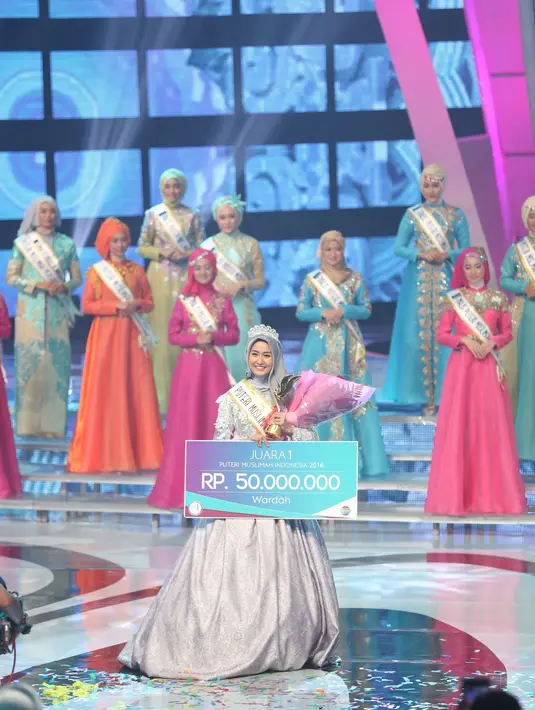 Atas keberhasilannya meraih mahkota Puteri Muslimah 2016, ia pun mendapatkan hadiah uang tunai sebesar 50 juta. (Andy Masela/Bintang.com)
