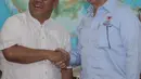 Direktur Komunikasi dan Media Badan Pemenangan Nasional (BPN) Prabowo-Sandi, Hashim Djojohadikusumo (kanan) bersalaman dengan Ketua KPU Arief Budiman di Kantor KPU, Jakarta, Jumat (29/3). Kedatangan BPN tersebut untuk membahas terkait laporan permasalahan DPT. (Liputan6.com/Faizal Fanani)
