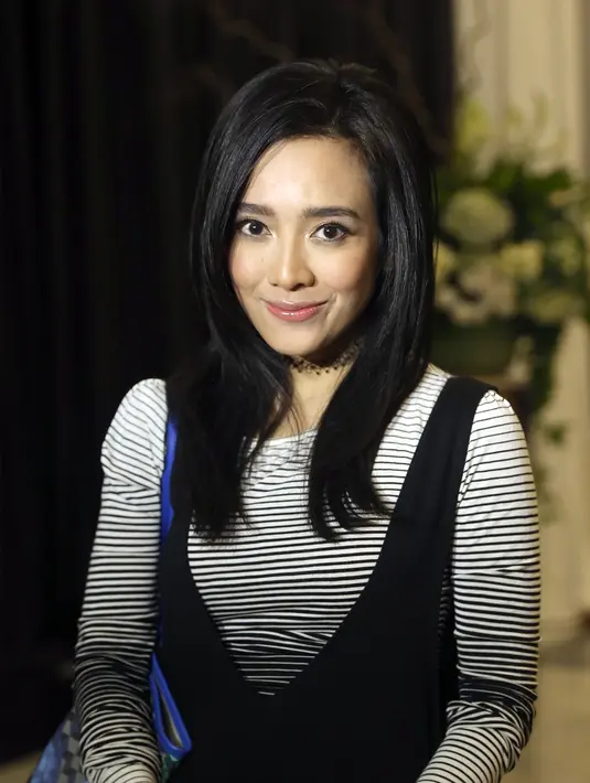 "Dari kecil mamah suka dengerin, dan aku jadi ikutan suka sampai sekarang dari jaman aku masih di trio Kwek-Kwek," ucap istri dari Ariel Nidji tersebut saat ditemui di Plenary Hall, Jakarta Convention Center, Sabtu (2/4) malam. (Andy Masela/Bintang.com)