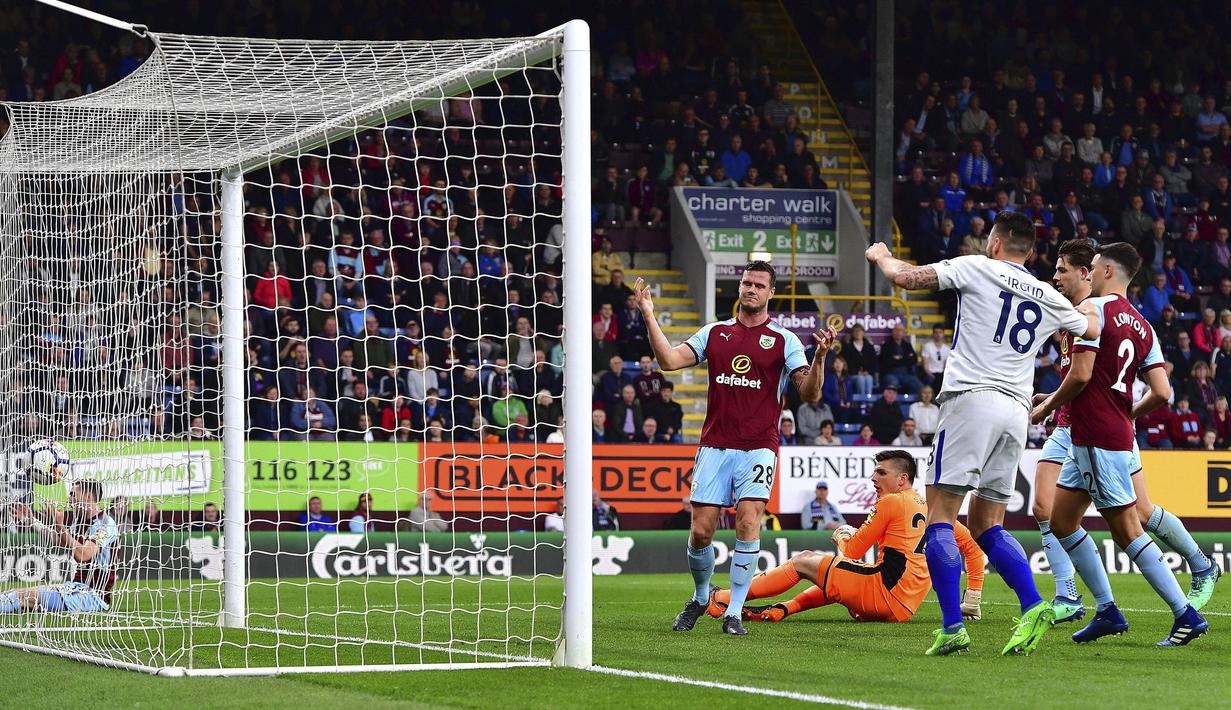Bek Burnley, Kevin Long, melakukan gol bunuh diri saat melawan Chelsea pada laga Premier League di Stadion Turf Moor, Jumat (20/4/2018). Burnley takluk 1-2 dari Chelsea. (AP/Anthony Devlin)