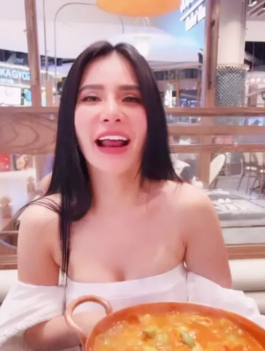 Maria Vania saat mencoba kuliner di Siam Paragon. Tampak di Instagram Story-nya Vania memperlihatkan hidangan yang sedang dipanaskan. (Instagram/maria_vaniaa)