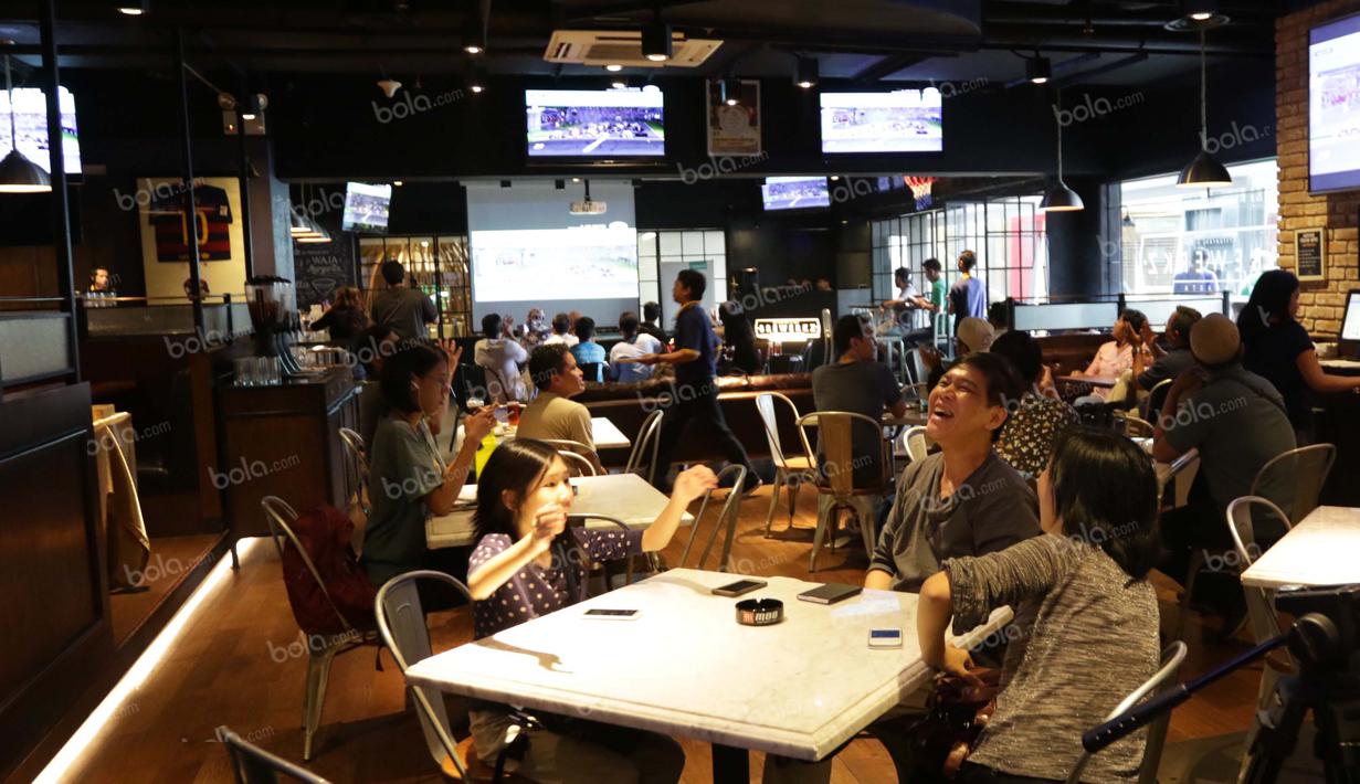 Penggemar Rio Haryanto memadati Resotran Brewerkz, Senayan City, Jakarta, Minggu (20/3/2016). untuk menyaksikan balapan perdana Rio pada Formula 1 Australia. (Bola.com/Nicklas Hanoatubun)