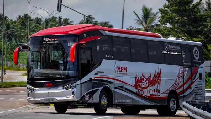 Seperti Legacy SR3 Panorama HD, ini adalah model kelas atas yang menggunakan kaca depan kaca tunggal.  Kaca single memberikan kesan klasik minimalis ala bus tua.  (Sumber: Instagram/@rknugrahaa)