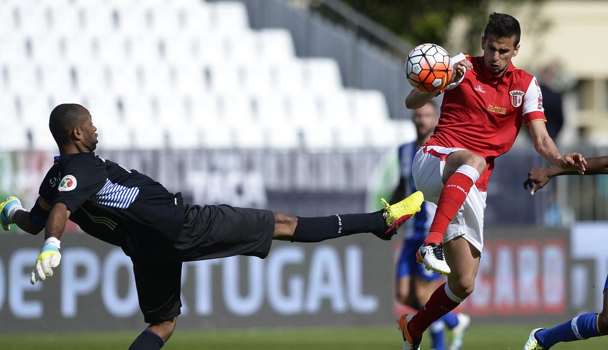 Rui Fonte. Striker berusia 32 tahun yang sejak musim 2021/2022 lalu memperkuat Estoril Praia ini pernah menjadi bagian Arsenal saat didatangkan sebagai pemain pinjaman dari Sporting Lisbon U-17 pada awal musim 2006/2007. Bersama Arsenal hingga akhir musim 2008/2009, ia lebih banyak menjadi bagian tim cadangan dan akhirnya sempat dipinjamkan ke Crystal Palace selama setengah musim pada 2008/2009. Bersama tim senior, ia hanya tampil 1 kali di Piala Liga kontra Wigan di babak 16 Besar dengan durasi hanya 7 menit. Pada awal musim 2009/2010 ia dipulangkan ke Sporting Lisbon. (AFP/Miguel Riopa)