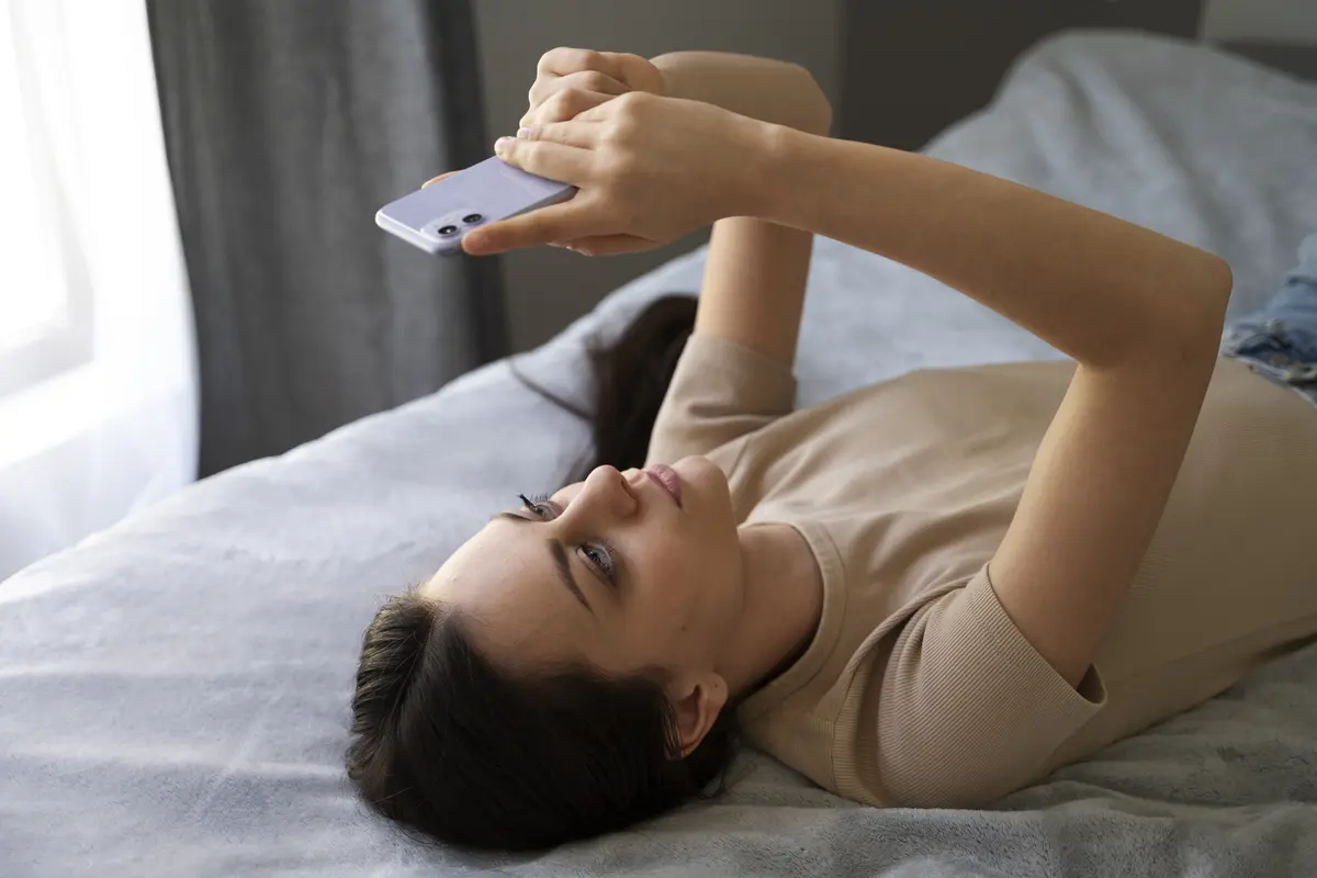 Ilustrasi Wanita Main Handphone di Pagi Hari
