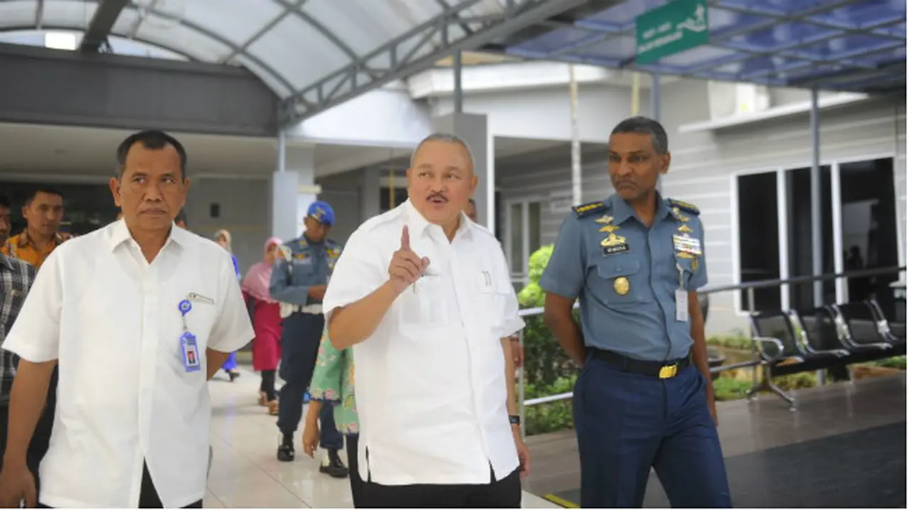 Gubernur Sumatera Selatan Alex Noerdin Jenguk Korban Runtuhnya Balkon BEI