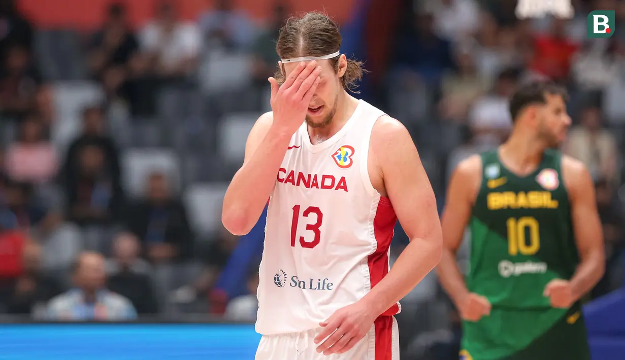 Reaksi kecewa pebasket Kanada, Kelly Olynyk setelah gagal mencetak poin pada laga Grup L Piala Dunia FIBA 2023 melawan Brasil di Indonesia Arena, Senayan, Jakarta, Jumat (01/09/2023). Kanada kalah dengan skor 65-69. (Bola.com/Bagaskara Lazuardi)
