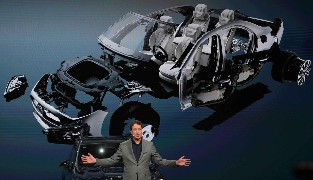 Ajang ini juga menjadi panggung bagi puluhan forum industri otomotif. Beberapa pabrikan yang telah dikenal di pasar Indonesia turut hadir, seperti BYD, Changan Automobile, GAC Aion, Jetour, Chery, hingga Geely. Tampak dalam foto, Ketua Dewan Direksi Mercedes-Benz AG, Ola Kallenius, berbicara saat gelaran Beijing Auto Show 2026 atau Auto China 2026, Jumat 24 April 2026. (AP Photo/Ng Han Guan)