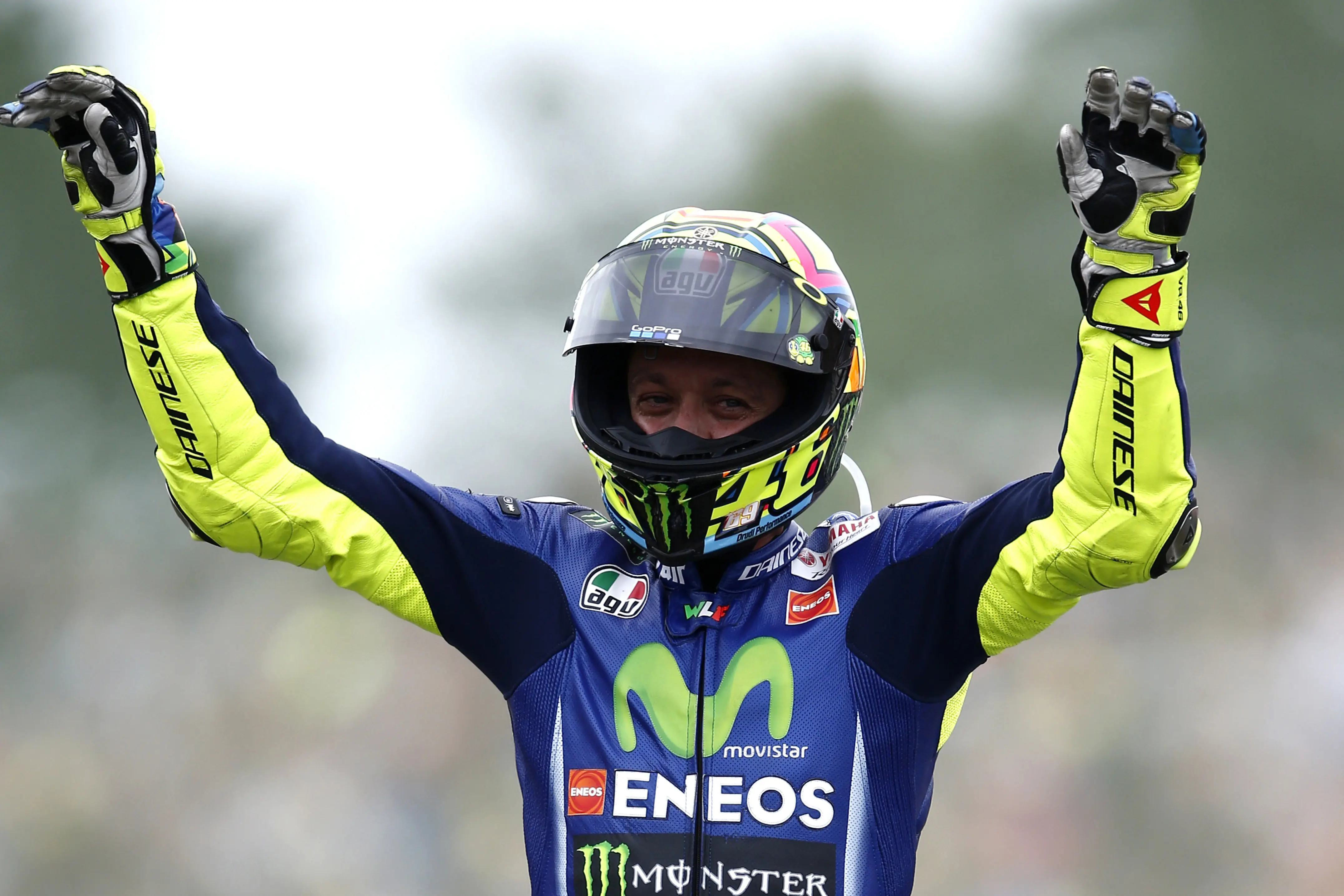 Ekspresi kebahagiaan pembalap Movistar Yamaha, Valentino Rossi usai memenangkan balapan MotoGP Belanda 2017 di Sirkuit Assen. (Vincent Jannink / ANP / AFP)