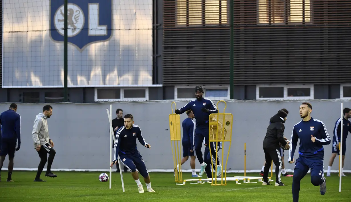 Para pemain Lyon berlatih jelang menghadapi Juventus pada pertandingan leg pertama babak 16 besar Liga Champions 2020 di Decines-Charpieu, Prancis, Selasa (25/2/2020). Lyon akan menjamu Juventus pada Kamis (27/2/2020) dini hari WIB. (DESAIN PHILIPPE/AFP)