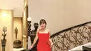 Ia juga tampil elegan dengan dress merah spaghetti strap dipadukan platform heels keemasannya. @feliciahutapeaaa