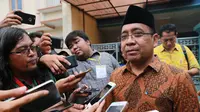 Mensesneg Pratikno memberikan keterangan prosesi siraman Kahiyang Ayu - Bobby Nasution (Adrian Putra/bintang.com)