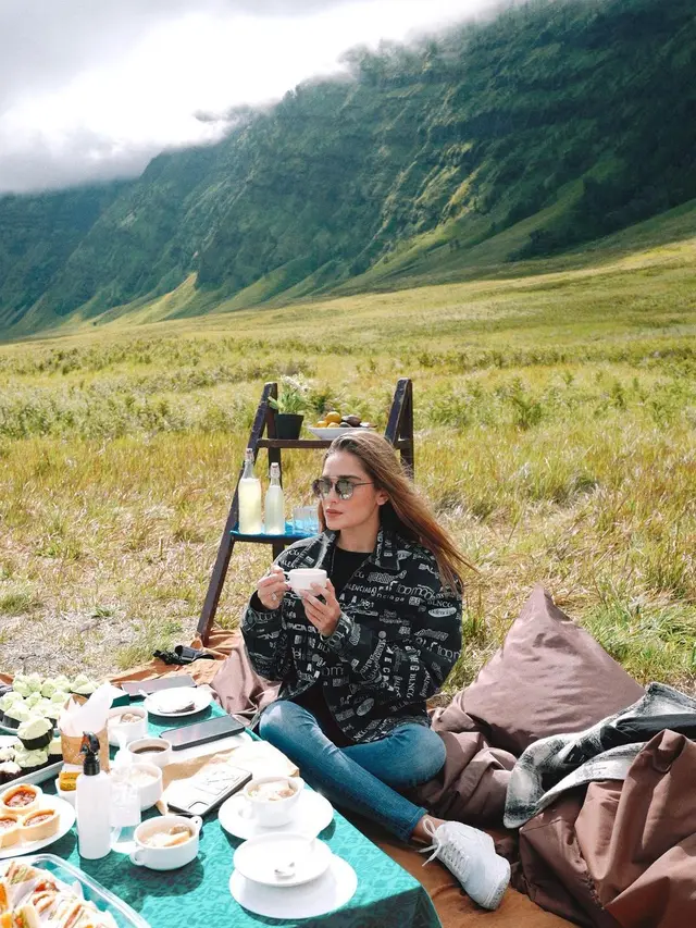 7 Momen Seru Liburan Yasmine Wildblood di Gunung Bromo