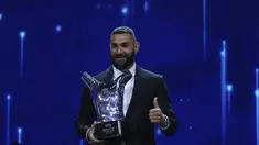 Penyerang Real Madrid, Karim Benzema memegang trofi sebagai Pemain  Terbaik Eropa 2021-2022 dalam upacara pengundian Liga Champions di Istanbul, Turki, Kamis (25/8/2022). Penampilan luar biasa Benzema bersama Real Madrid di musim lalu membuatnya layak meraih gelar individu prestisius tersebut. (AP Photo/Emrah Gurel)