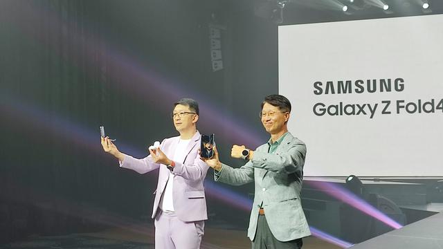 Lo Khing Seng, Head of MX Business Samsung Electronics Indonesia (kiri) dan Simon Lee, President Samsung Electronics Indonesia di peluncuran lokal Galaxy Z Fold4 5G dan Z Flip 5G (Liputan6.com/Giovani Dio Prasasti)